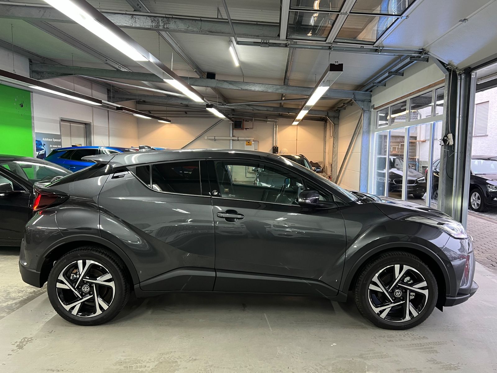 Toyota C-HR Hybrid - Samsaru's Car Outlet