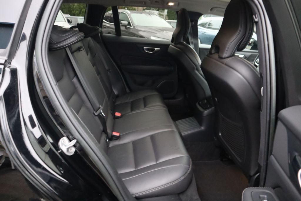 Volvo V60 T8 AWD Recharge Plus Dark|AHK|PANO|NAVI|SHZ