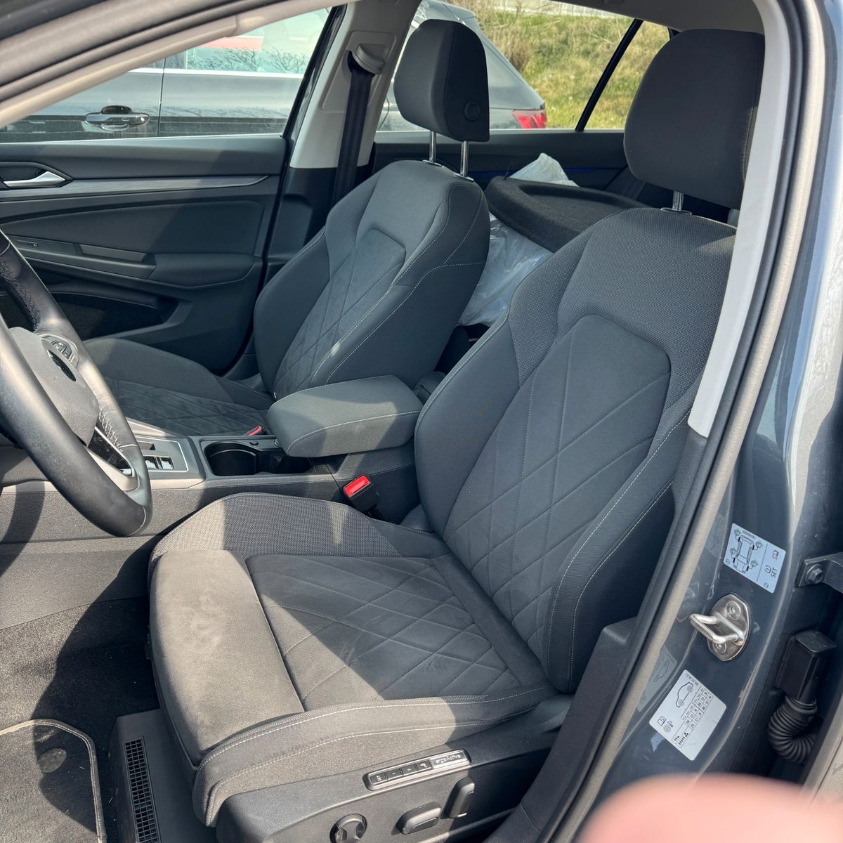 Volkswagen Golf VIII Lim. Style 1.5 eTSI - Samsaru's Car Outlet