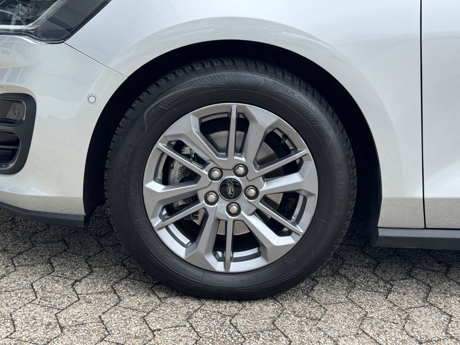 Ford Focus Turnier Titanium/PANO/AHK/R-Cam/CarPlay/1H