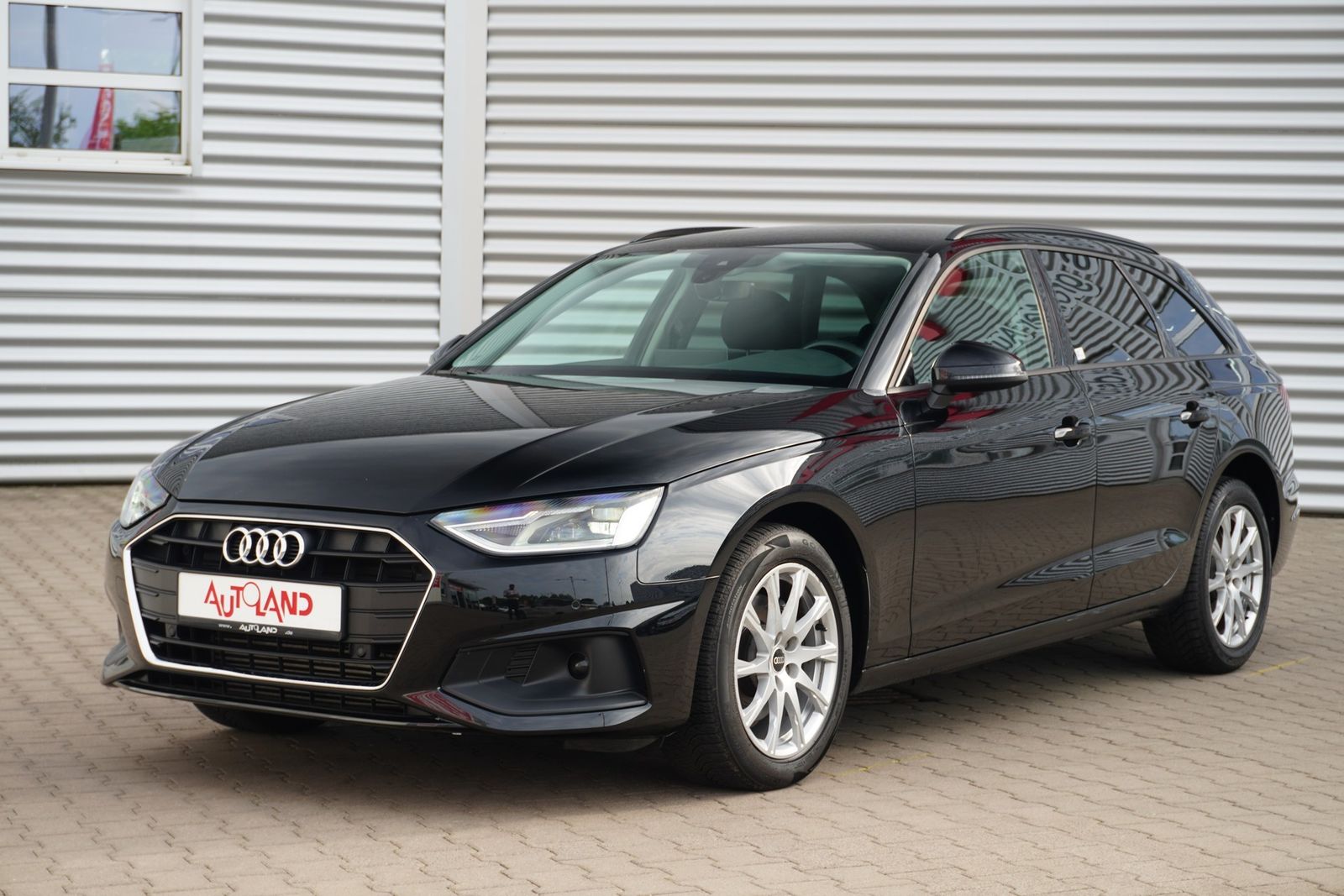Audi A4 35 2.0 TFSI Avant - Samsaru's Car Outlet