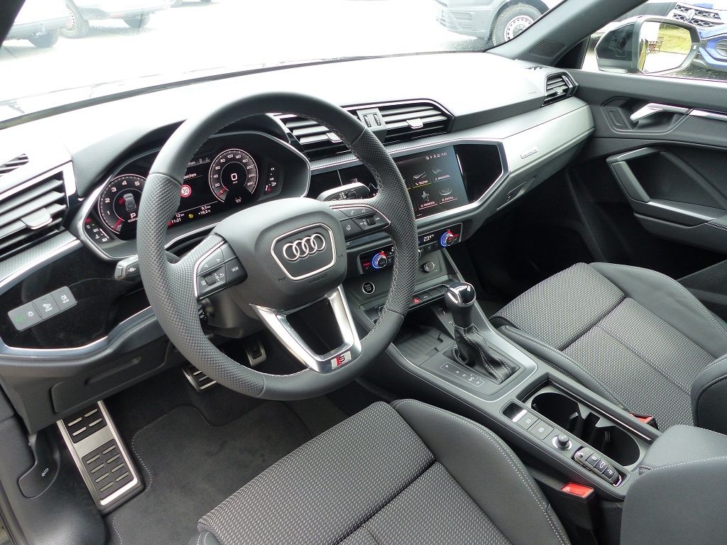 Audi Q3 40 TFSI quattro S line - Samsaru's Car Outlet