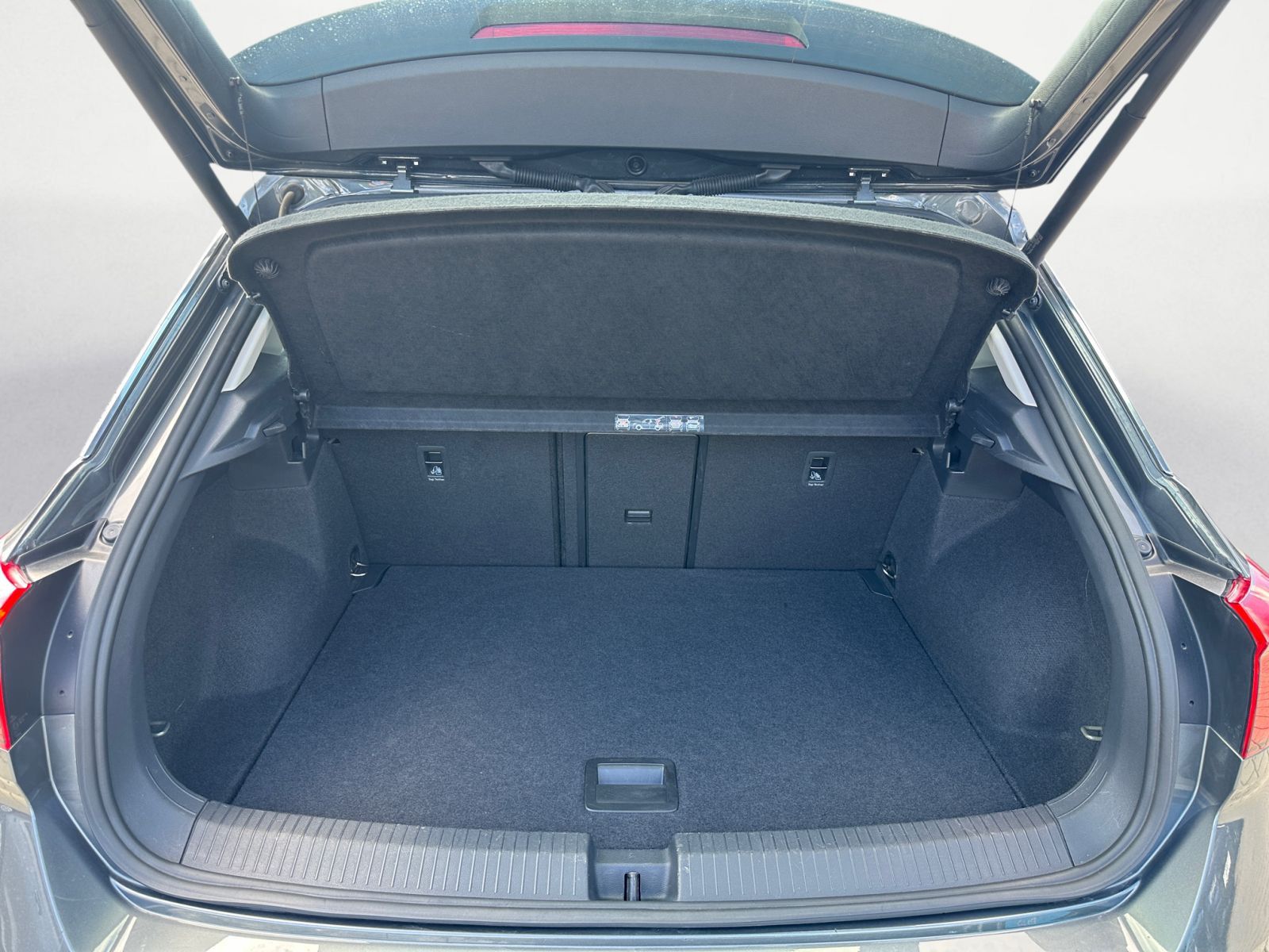 Volkswagen T-Roc 1.0 TSI ACTIVE - Samsaru's Car Outlet