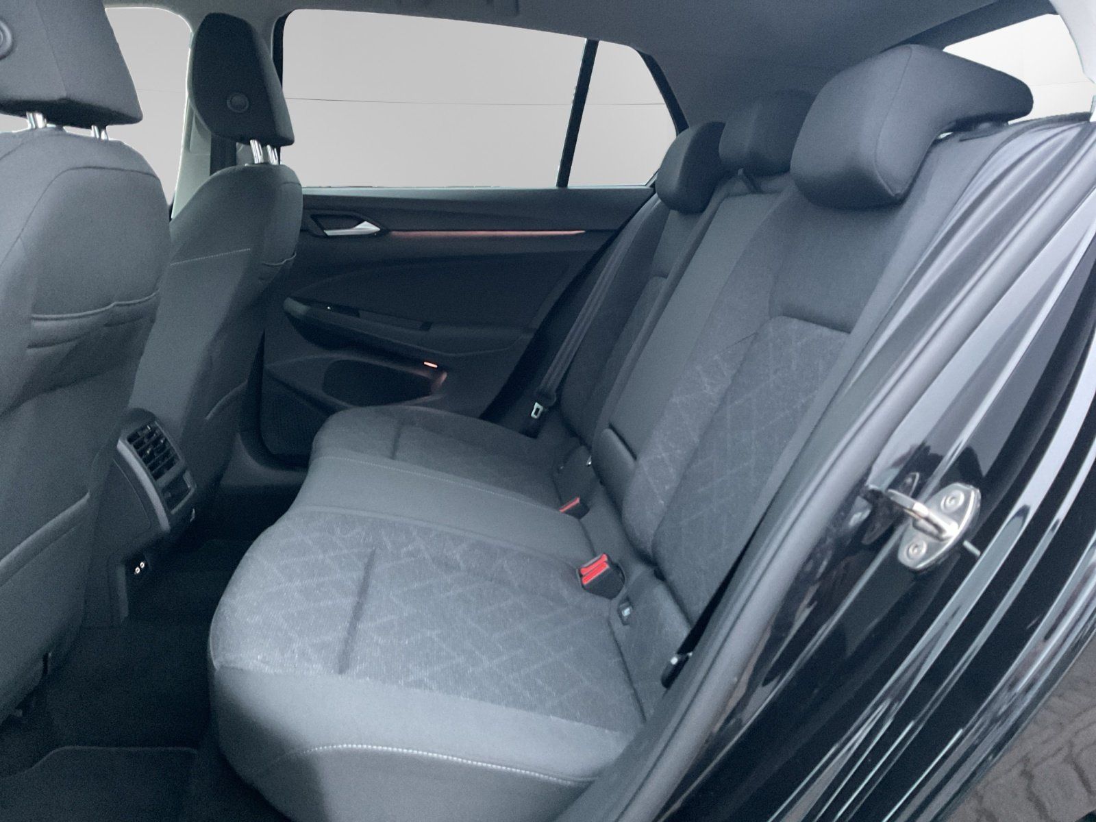 Volkswagen Golf VIII 1.5 TSI Life - Samsaru's Car Outlet