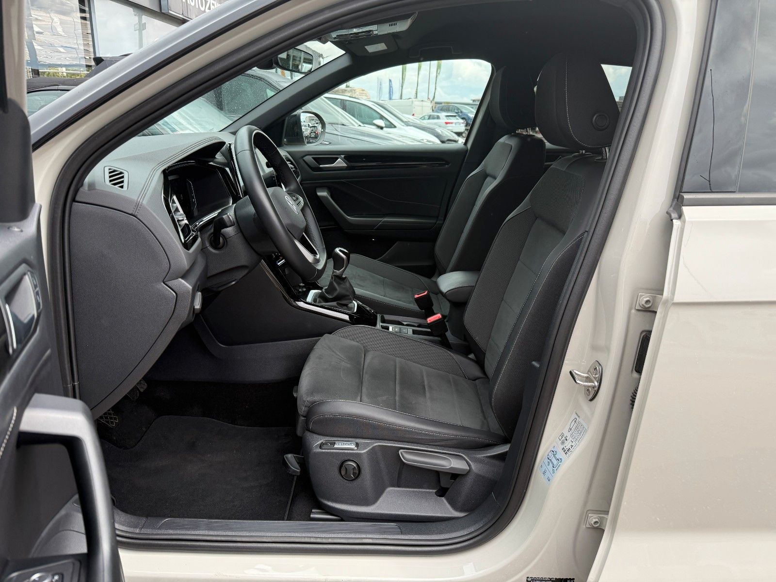 Volkswagen T-Roc 1.5 TSI Black - Samsaru's Car Outlet