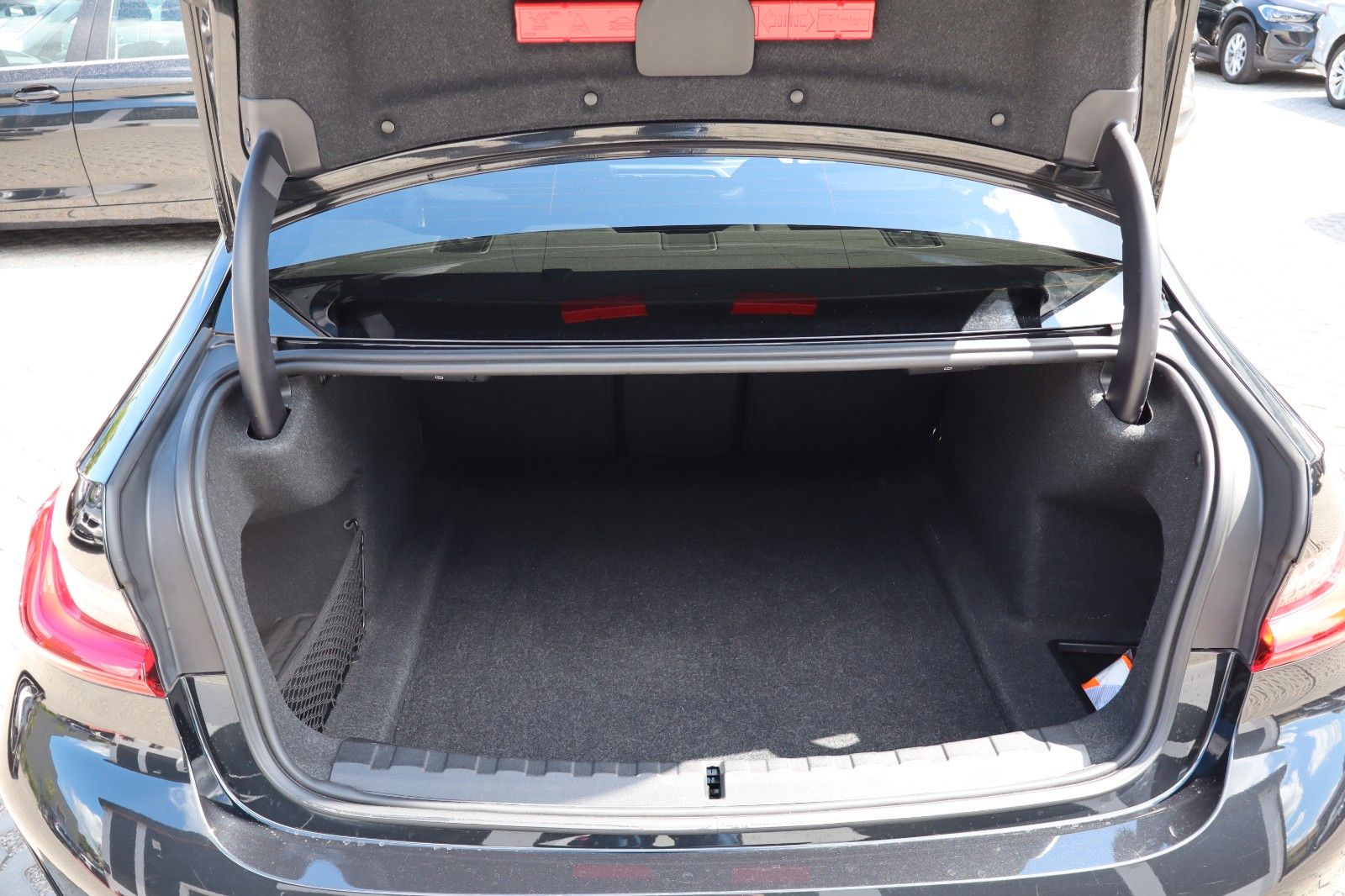 BMW 3 Lim. 320 d xDrive M Sport - Samsaru's Car Outlet