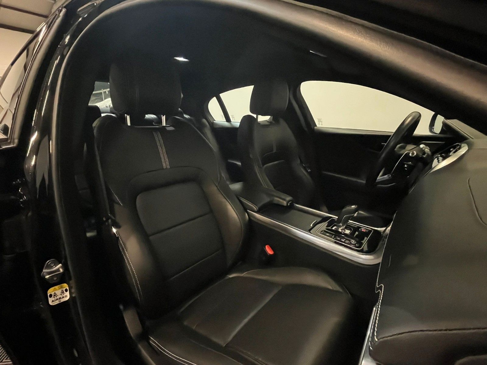 Jaguar XE P250 R-Dynamic Black *ACC-HuD-LED-360°*