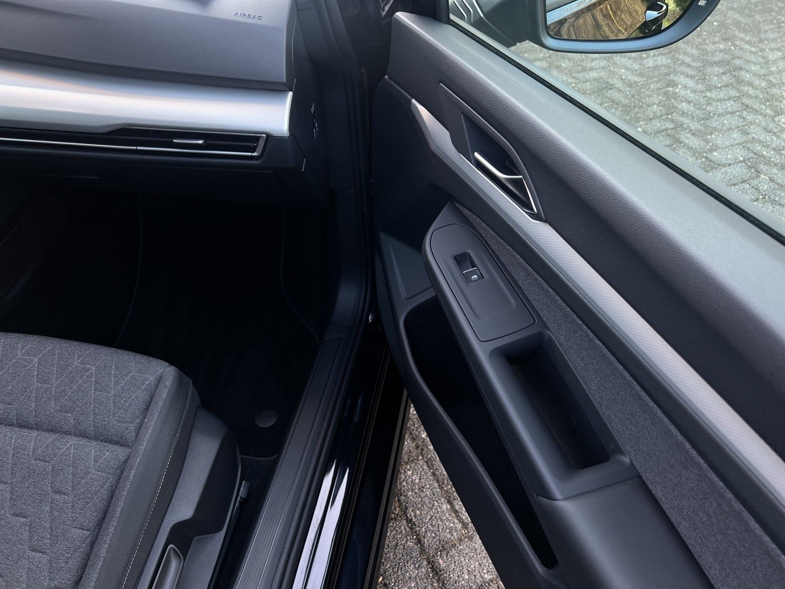 Volkswagen Golf VIII 1.5 eTSI Move - Samsaru's Car Outlet