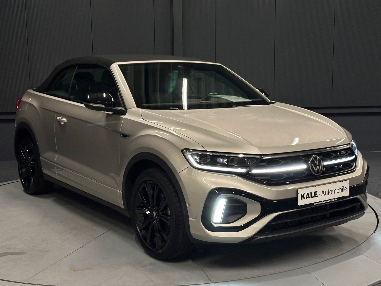 Volkswagen T-Roc R-Line Black - Samsaru's Car Outlet