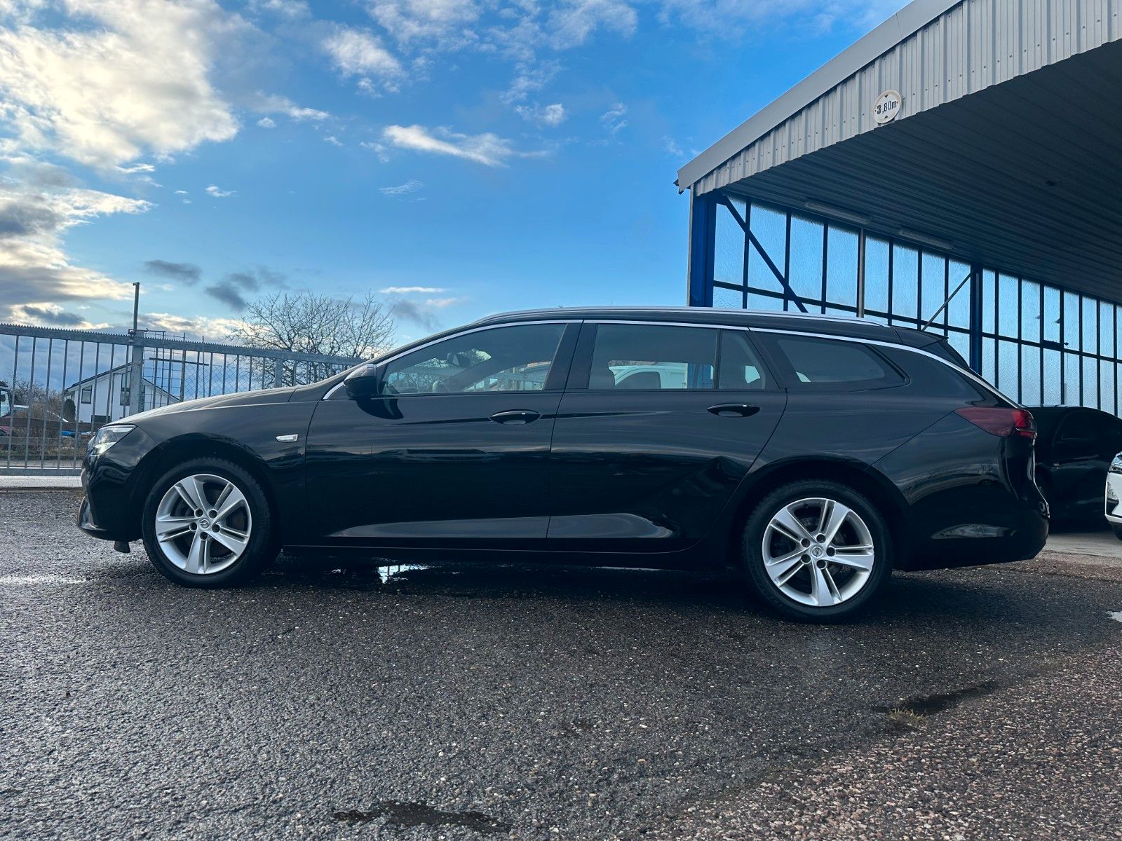 Opel Insignia B Sports Tourer Business - Samsaru's Car Outlet