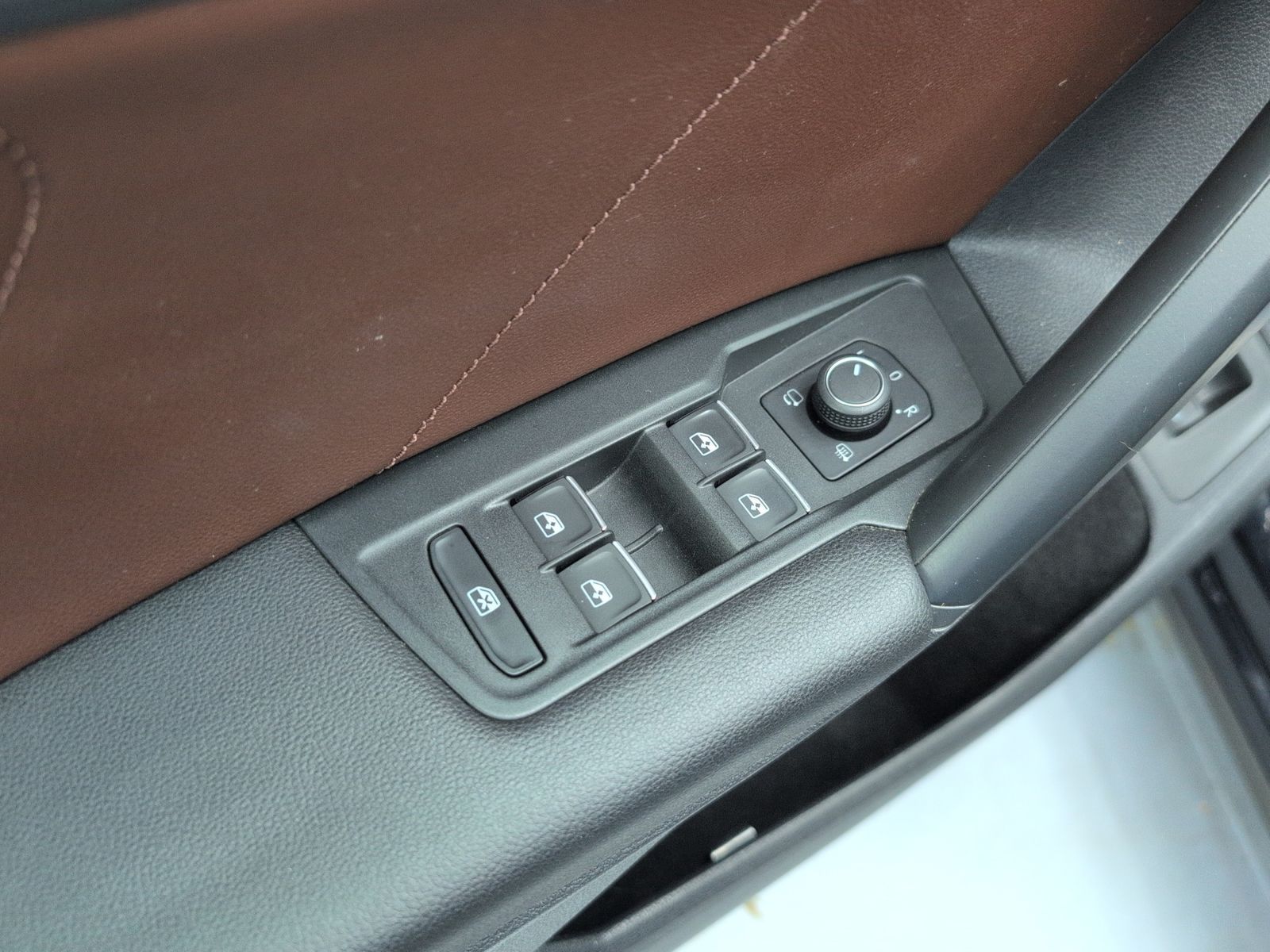 Volkswagen Tiguan Elegance 4M MATRIX+PANO+HUD+LEDER+VOLL!!