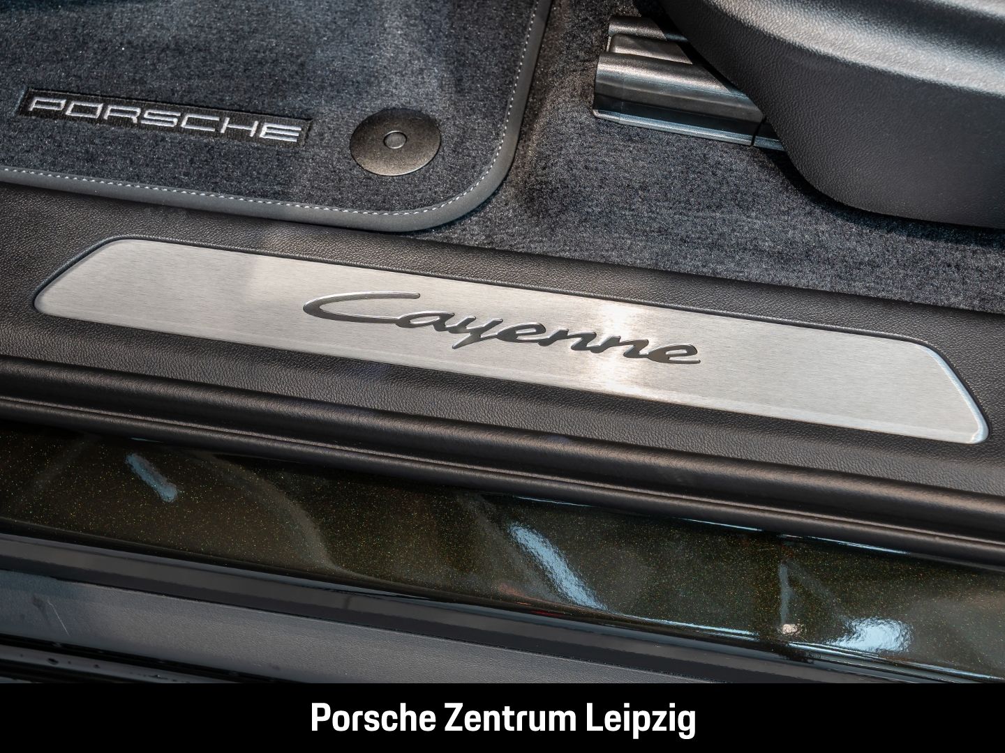 Porsche Cayenne E-Hybrid Dunkelolive Massage Sportabgas