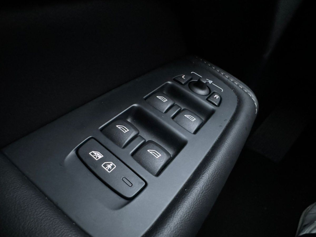 Volvo XC60 B5 AWD Ultimate Dark Luftfahrwerk Bowers &