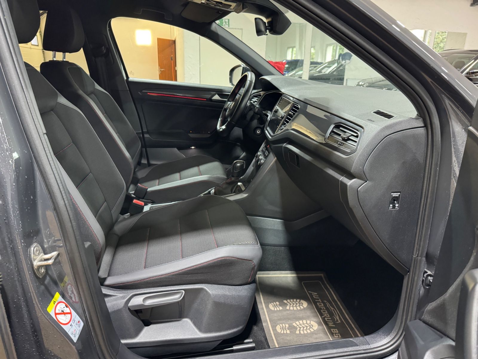 Volkswagen T-Roc Sport 1.5TSI DSG - Samsaru's Car Outlet