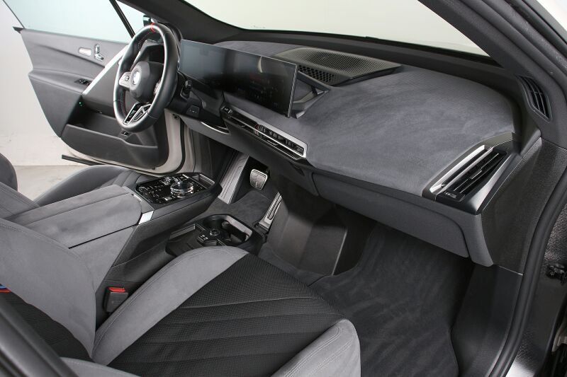 BMW iX M70 xDrive NP 144055.- AHK Pano B&W HuD ACC