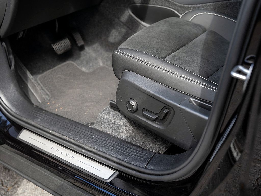 Volvo XC40 B3 Ultra Black Edition AHK PANO 360°