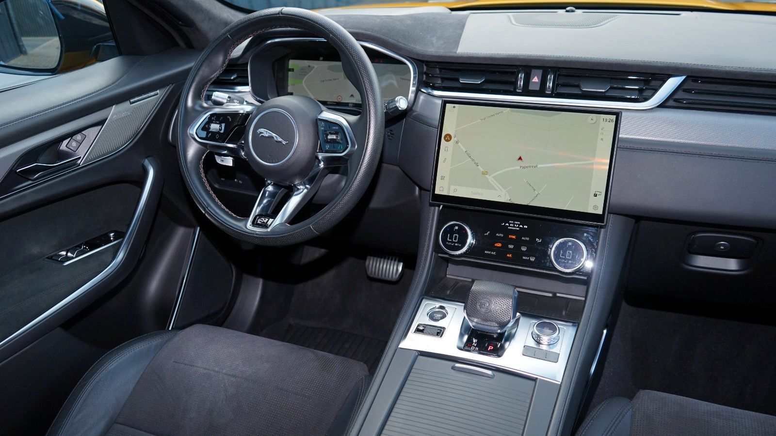 Jaguar F-PACE P550 SVR AWD*PANO*HUD*22"ALU*ACC*