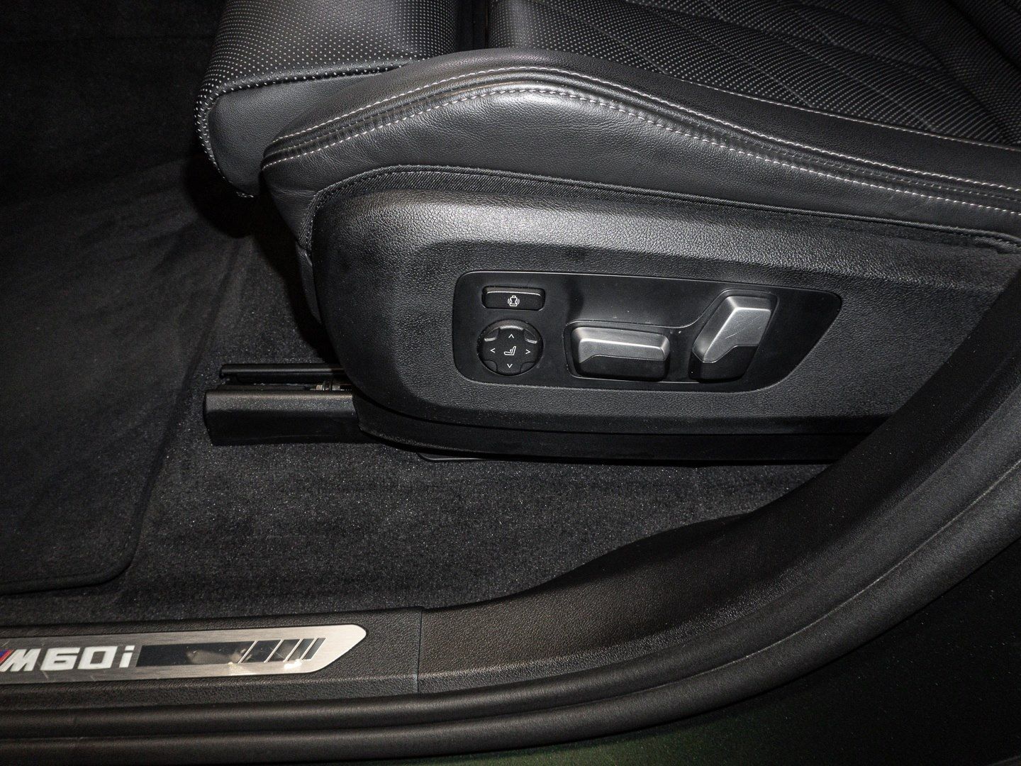 BMW X5 M60i xDrive INDIVIDUAL AHK PANO Sthzg Harman/