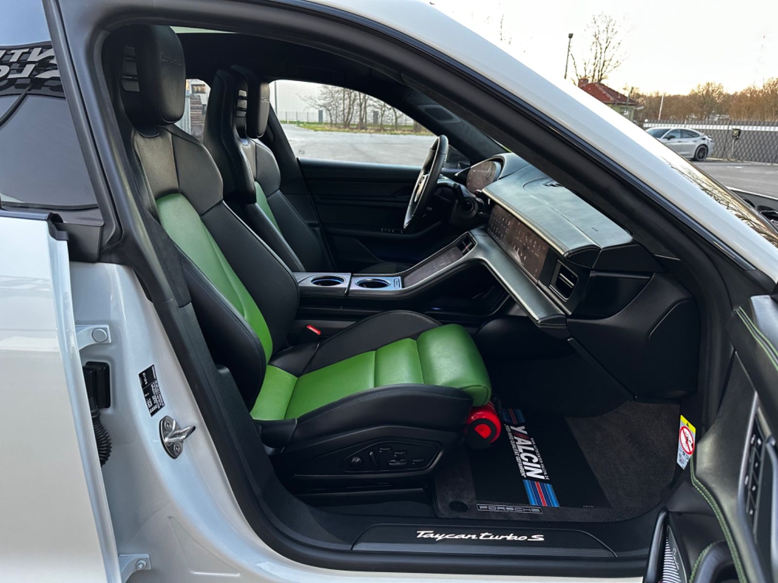 Porsche Taycan Turbo S SportDesign Paket CARBON/NEUWERTI