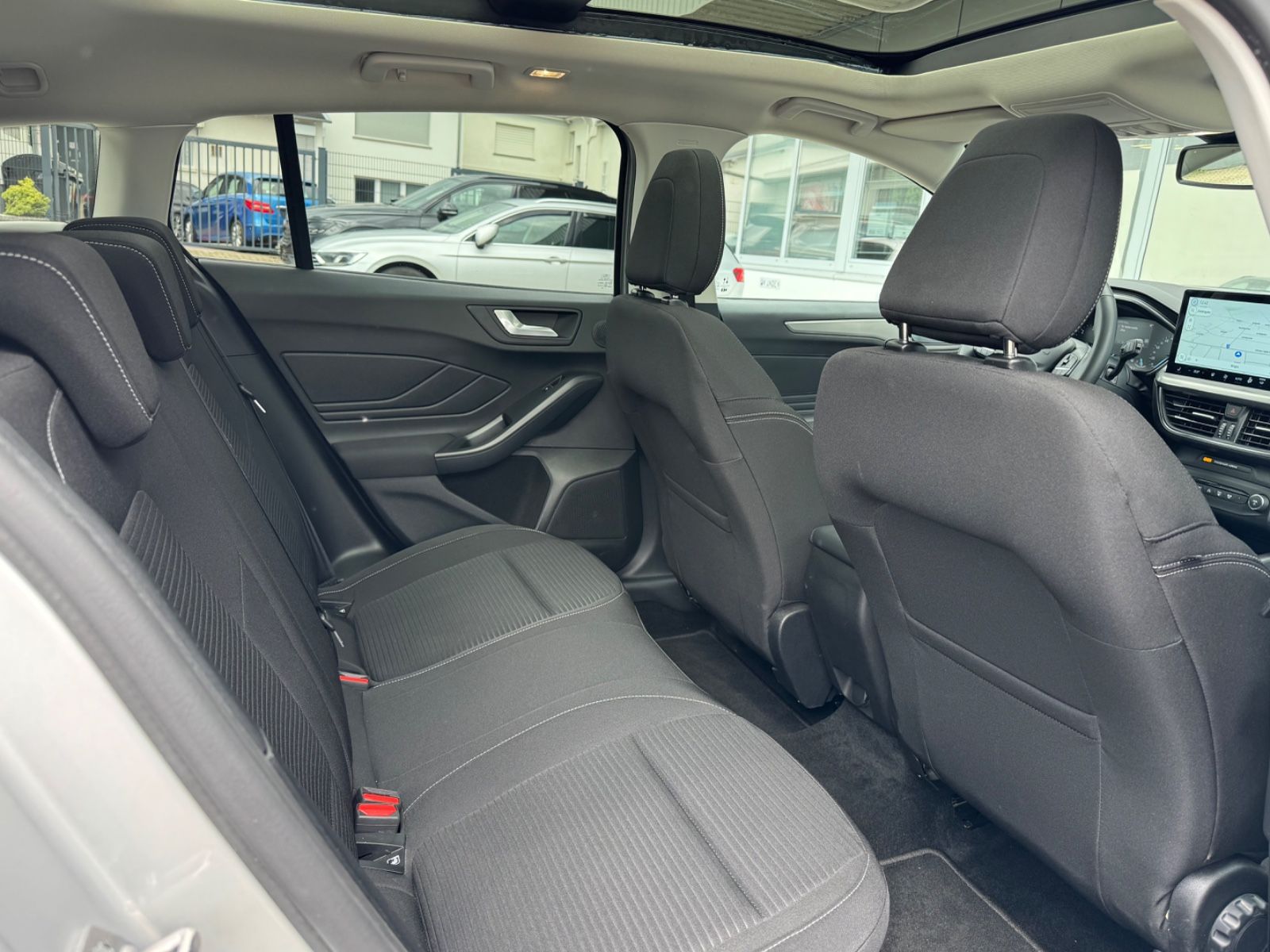Ford Focus Turnier Titanium/PANO/AHK/R-Cam/CarPlay/1H