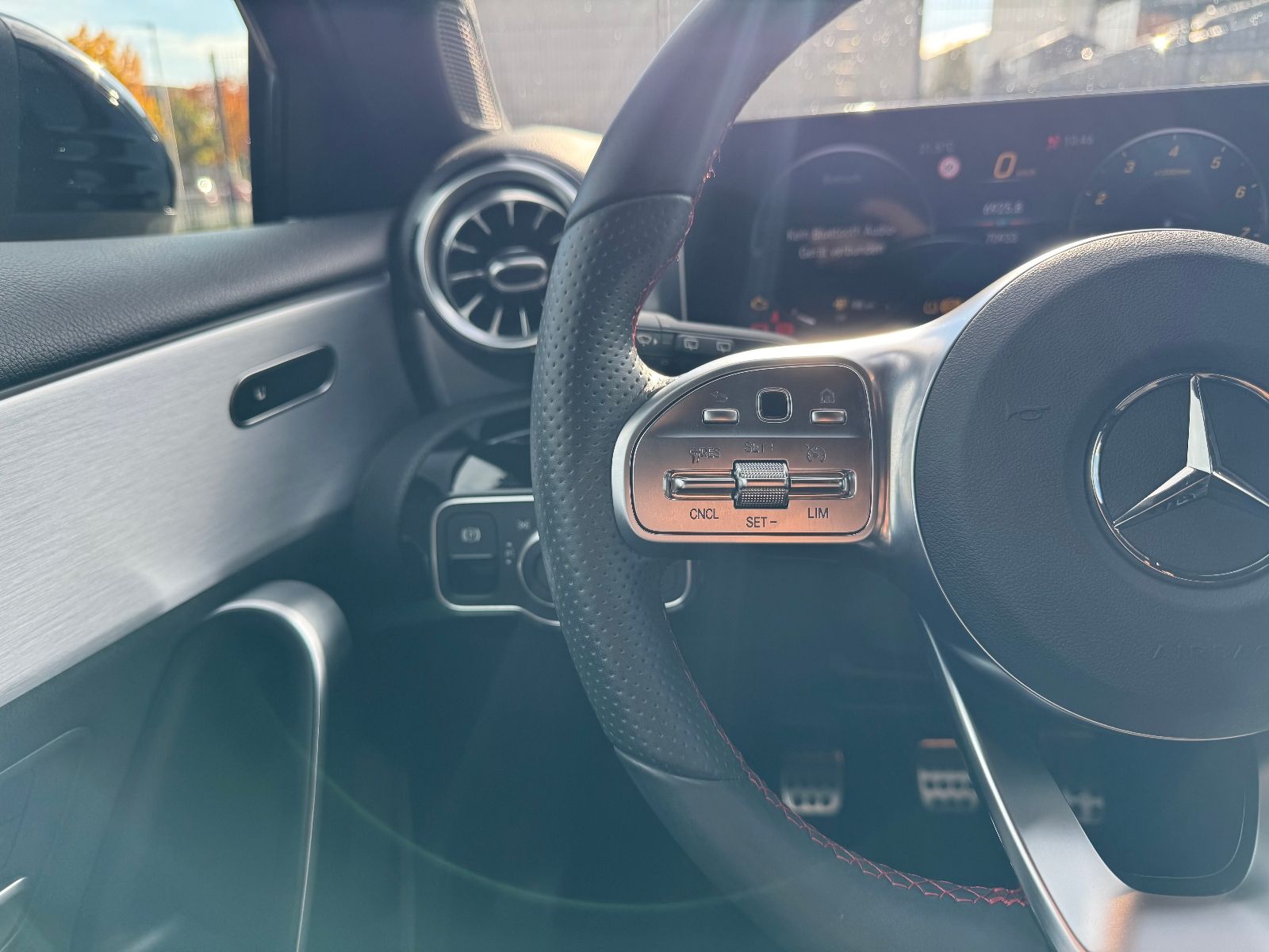 Mercedes-Benz A -Klasse 200 AMG-Line - Samsaru's Car Outlet