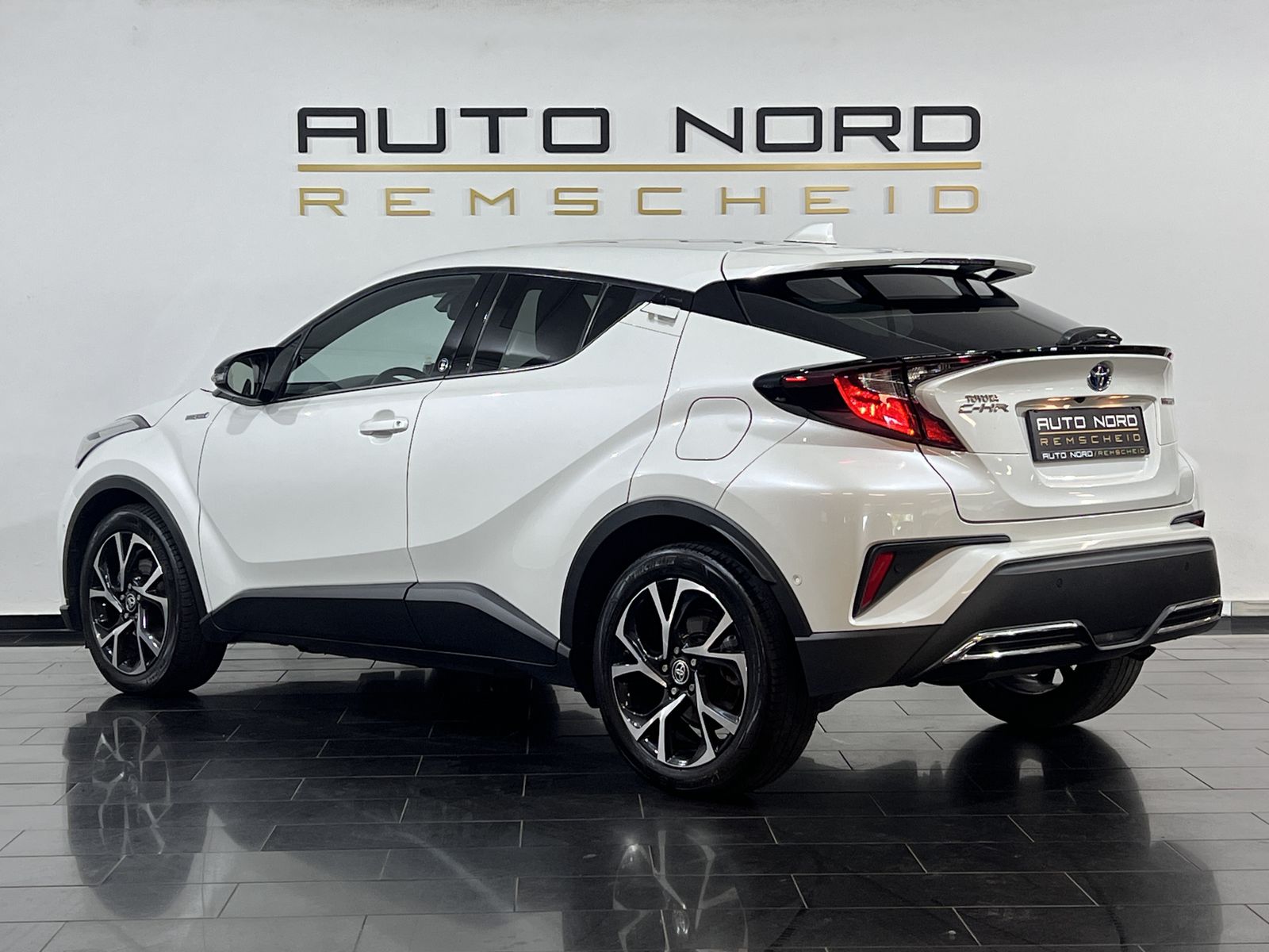 Toyota C-HR 2.0 Hybrid Team - Samsaru's Car Outlet