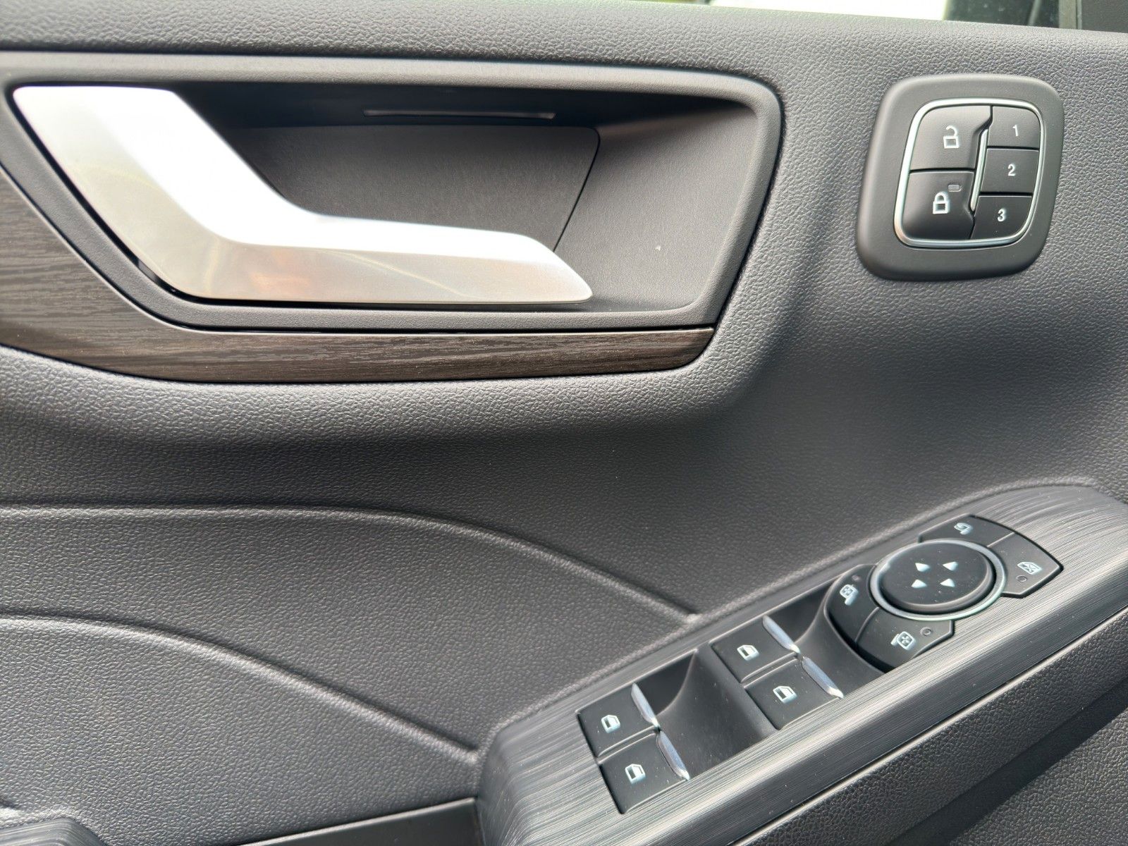 Ford Kuga Plug-In Hybrid Vignale - Samsaru's Car Outlet