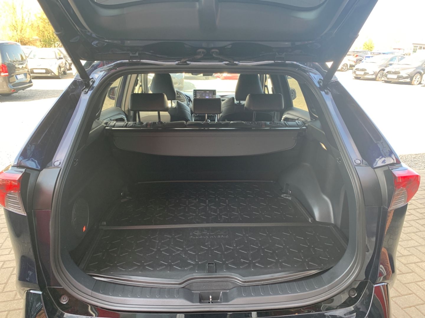 Toyota RAV 4 Plug-in Hybrid 4x4 - Samsaru's Car Outlet