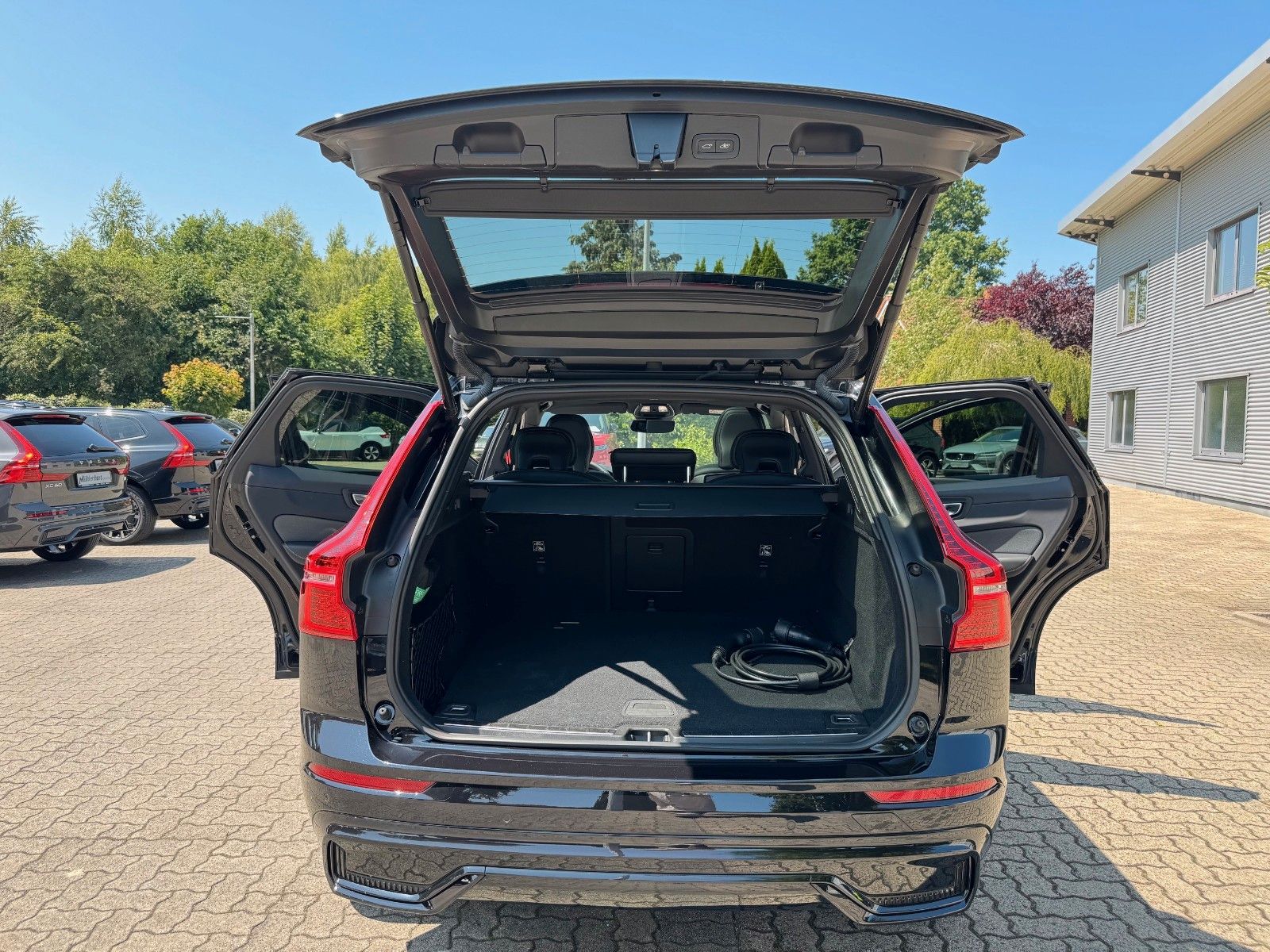 Volvo XC60 T6 Recharge AWD R-DESIGN - Samsaru's Car Outlet
