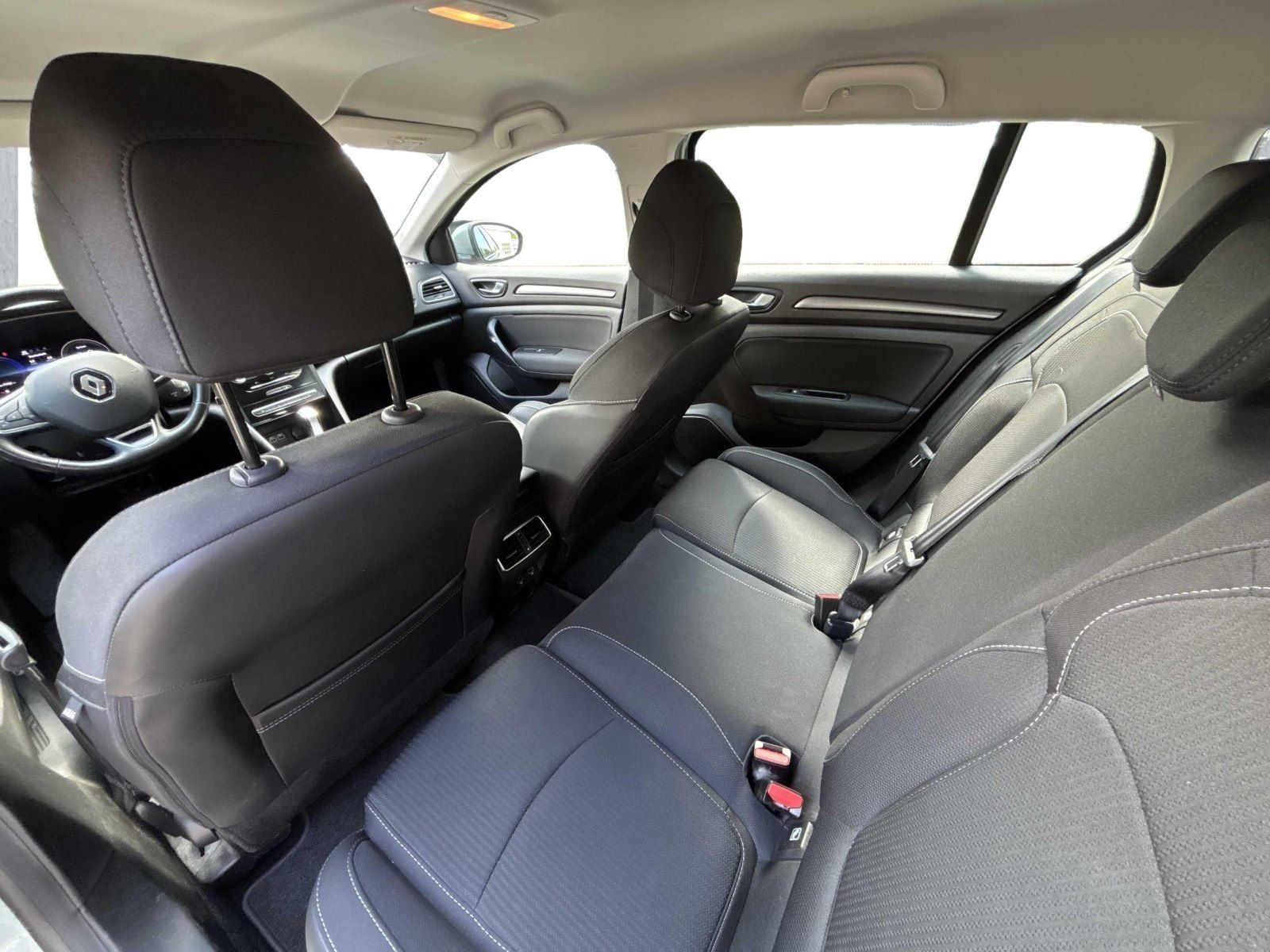 Renault Megane Grandtour ZEN E-TECH Plug-in - Samsaru's Car Outlet