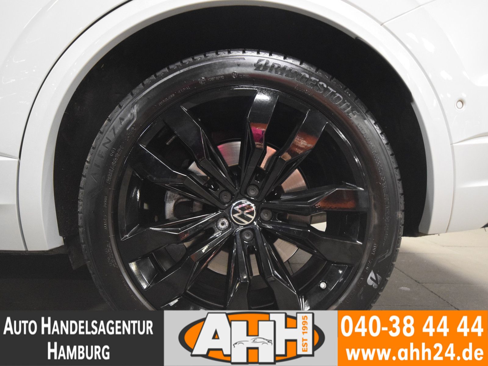 Volkswagen Touareg 3.0 TSI 4M R-LINE - Samsaru's Car Outlet