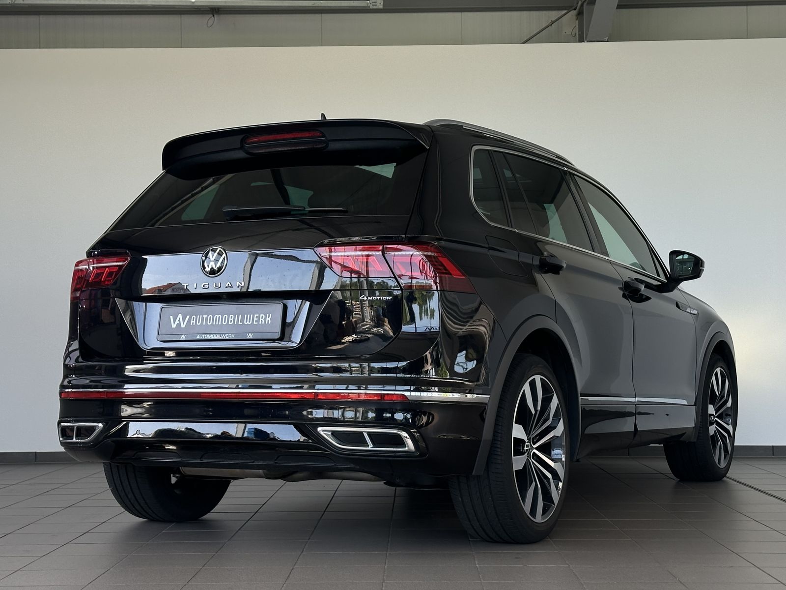 Volkswagen Tiguan R-Line 4M - Samsaru's Car Outlet
