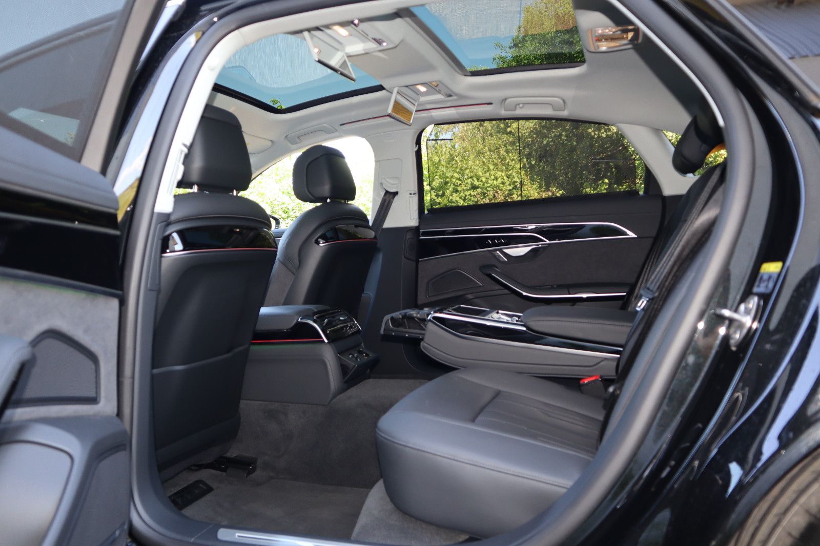 Audi A8L 60 TFSIe lang - Samsaru's Car Outlet