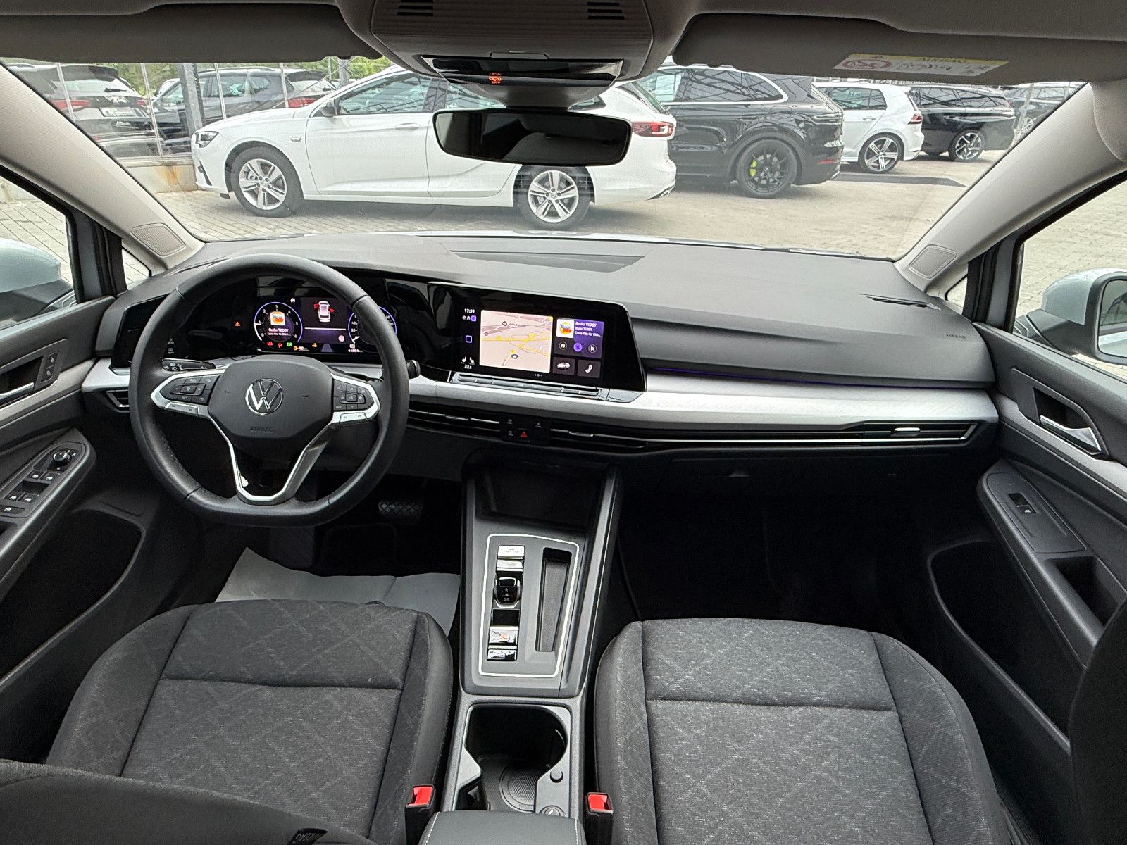 Volkswagen Golf VIII Var. TDI DSG Life - Samsaru's Car Outlet
