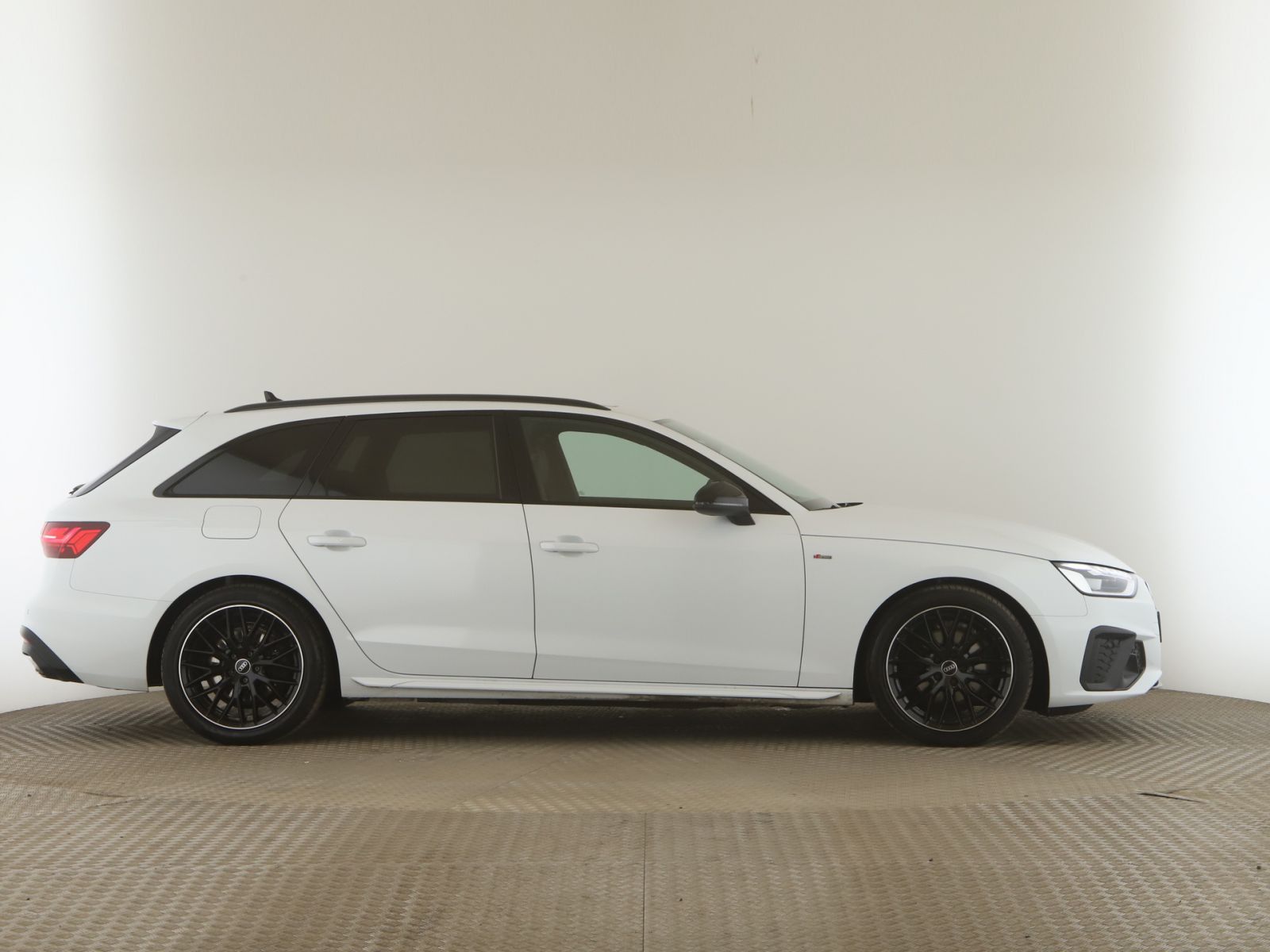 Audi A4 Avant 35 TDI S line - Samsaru's Car Outlet