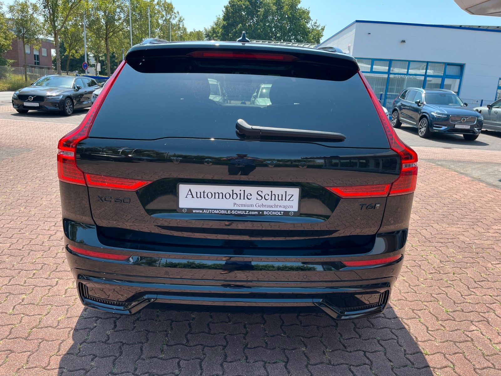 Volvo XC60 T6 Plug-in Hybrid ULTRA BLACK EDITION - Samsaru's Car Outlet
