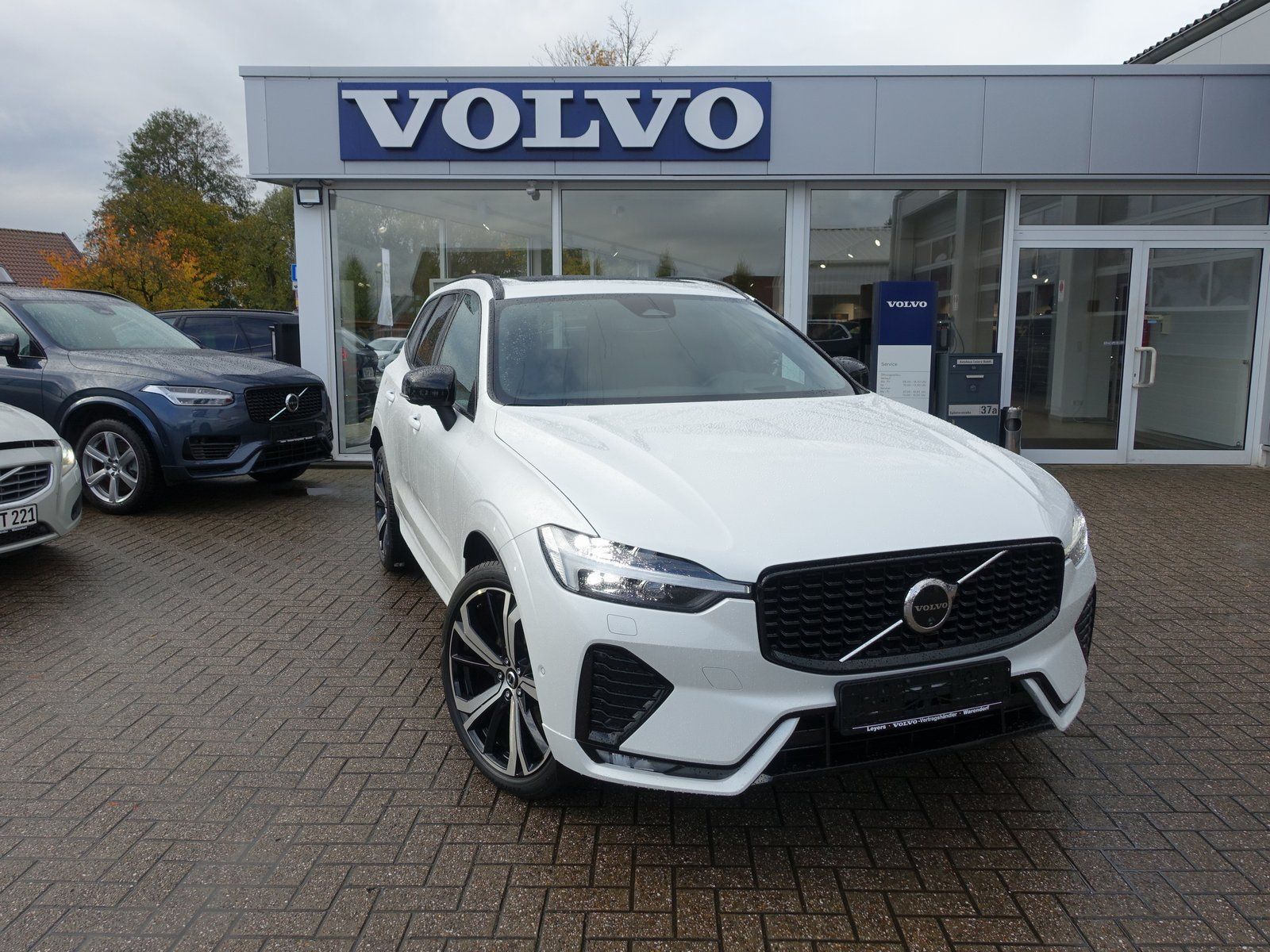 Volvo XC60 Plus B5 AWD/Four-C/AHK/HeadUp/360°Cam/Pano