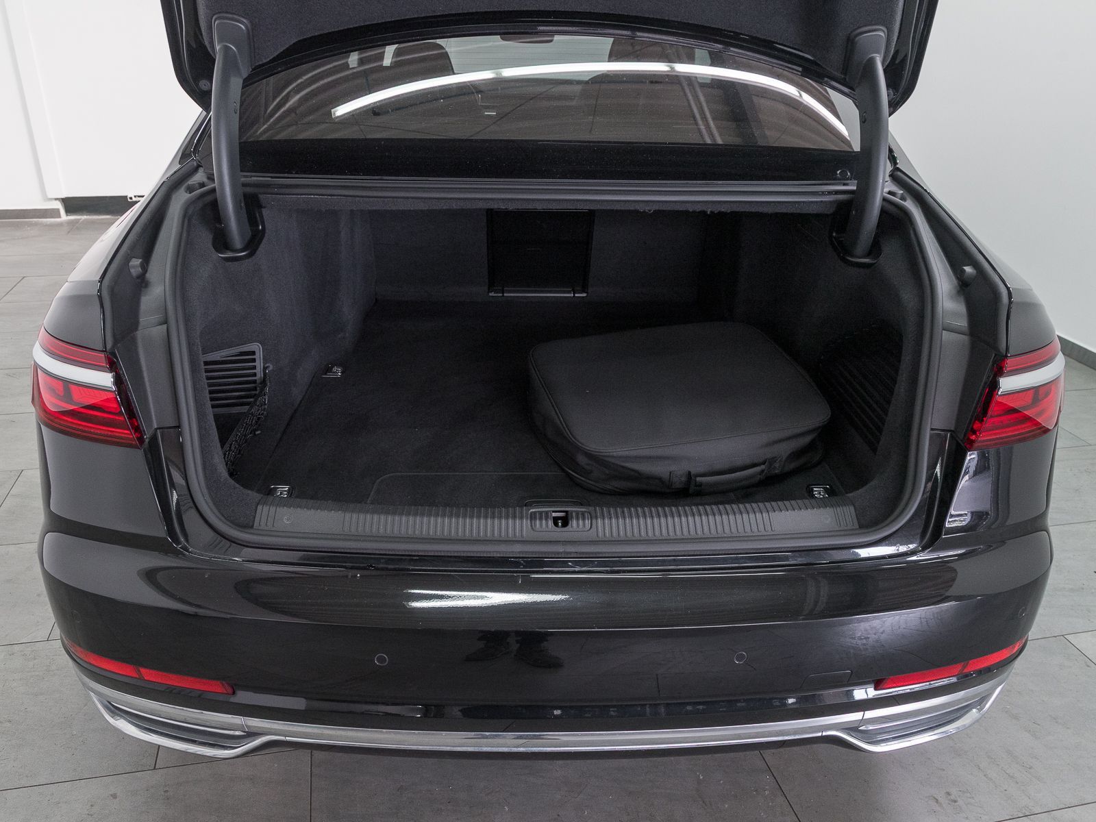 Audi A8 60 TFSIe Q LM20 - Samsaru's Car Outlet