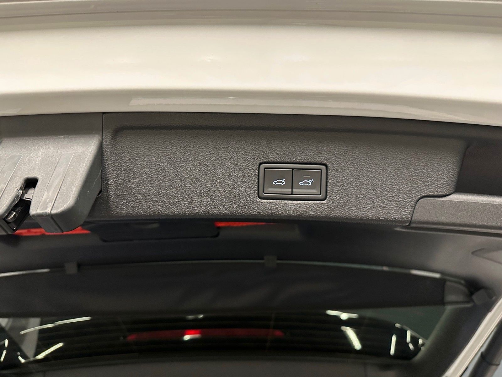 Volkswagen Touareg V6 TDI 4Motion R-Line Black - Samsaru's Car Outlet