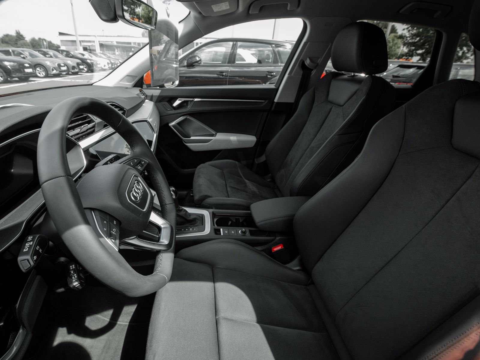 Audi Q3 40 TFSI quattro advanced - Samsaru's Car Outlet