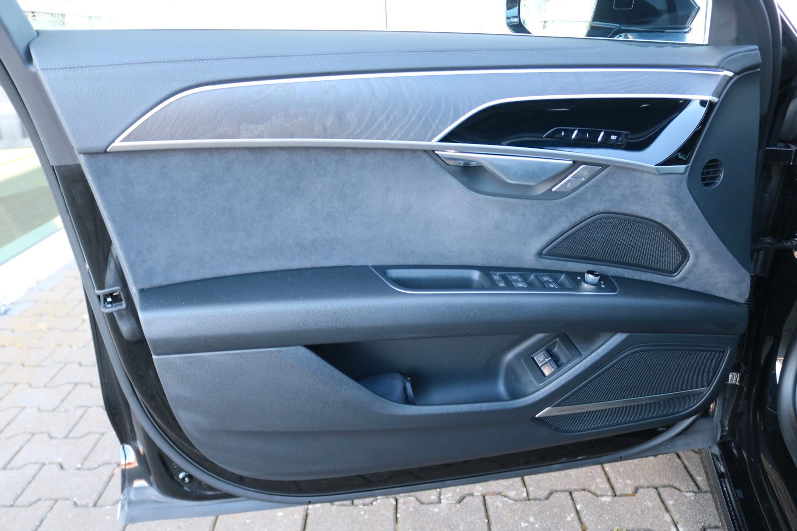 Audi A8 60 TFSI e quattro - Samsaru's Car Outlet