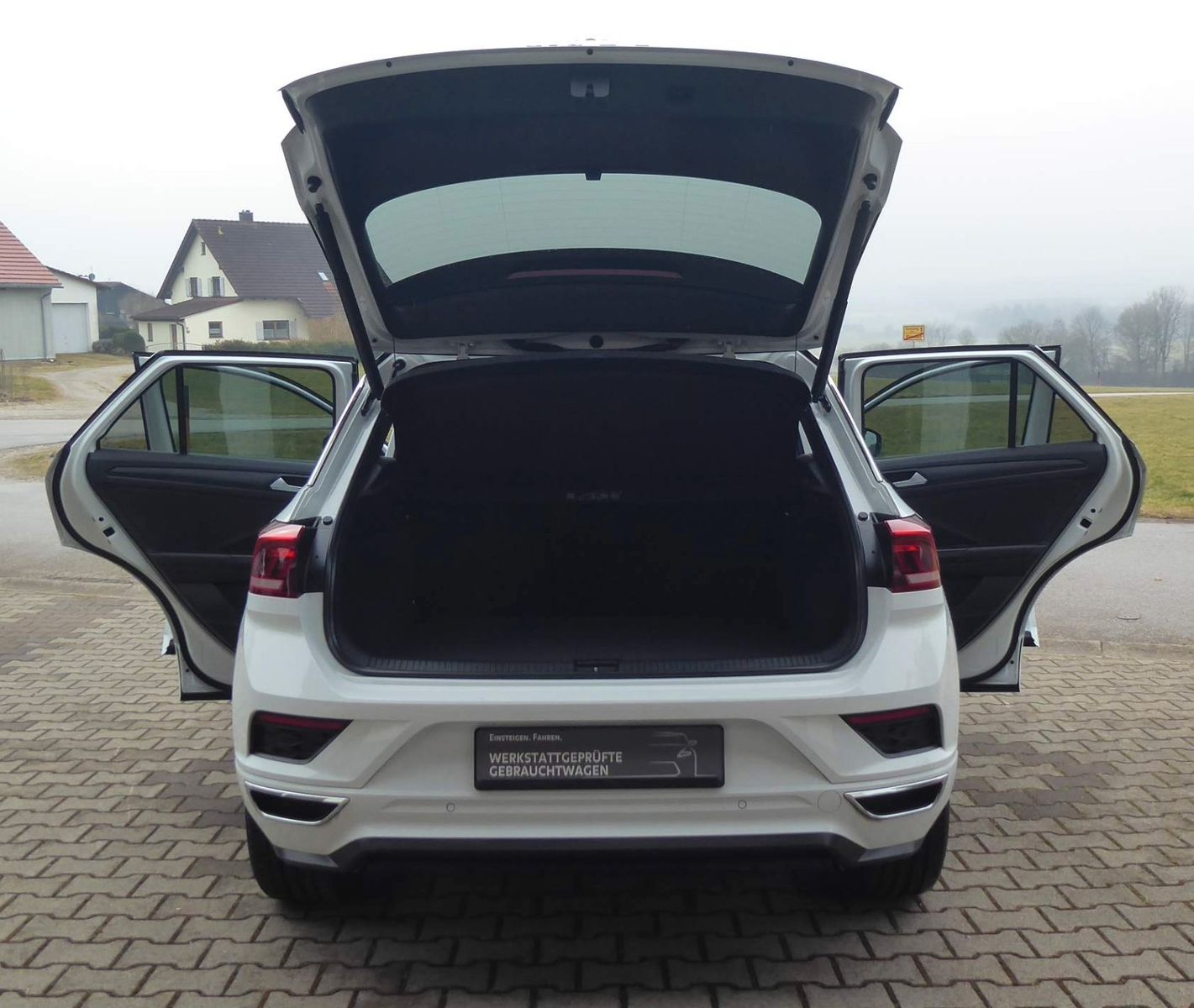 Volkswagen T-Roc Sport R-LINE - Samsaru's Car Outlet