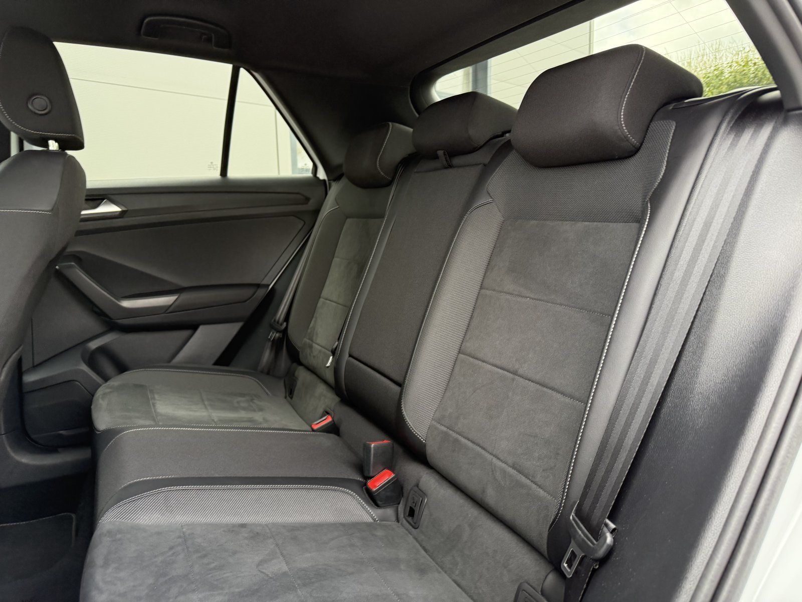 Volkswagen T-Roc 2.0 TDI R-Line - Samsaru's Car Outlet