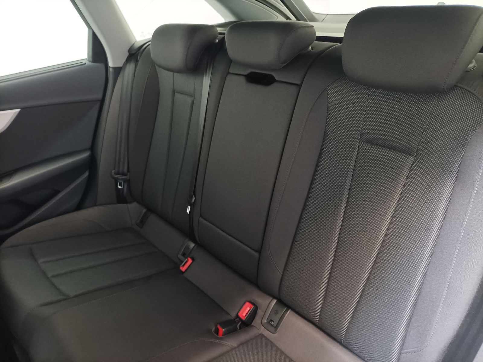 Audi A4 35 2.0 TDI Avant - Samsaru's Car Outlet