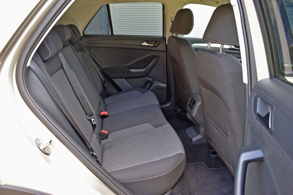 Volkswagen T-Roc 1.5 TSI DSG Move - Samsaru's Car Outlet