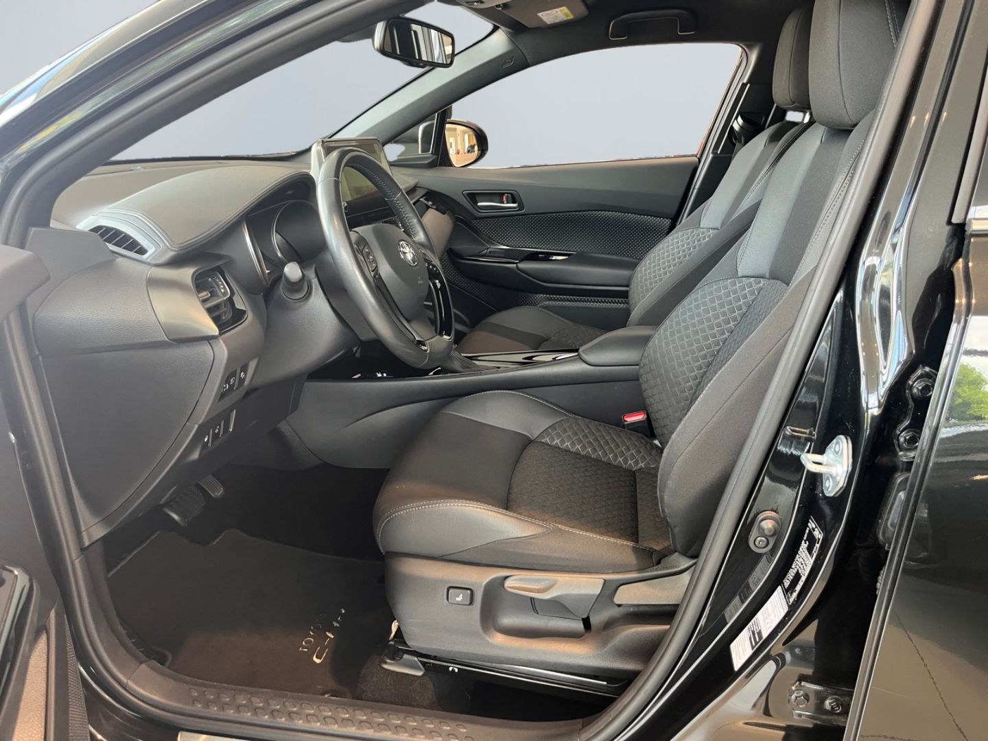 Toyota C-HR 2.0 Hybrid Team - Samsaru's Car Outlet