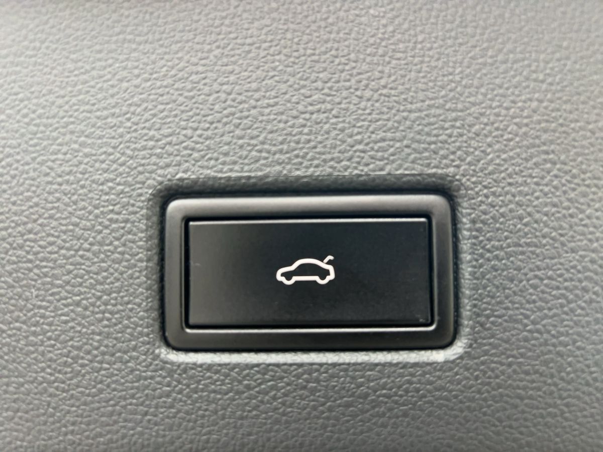 Volkswagen T-Roc 1.5 TSI DSG R-Line - Samsaru's Car Outlet