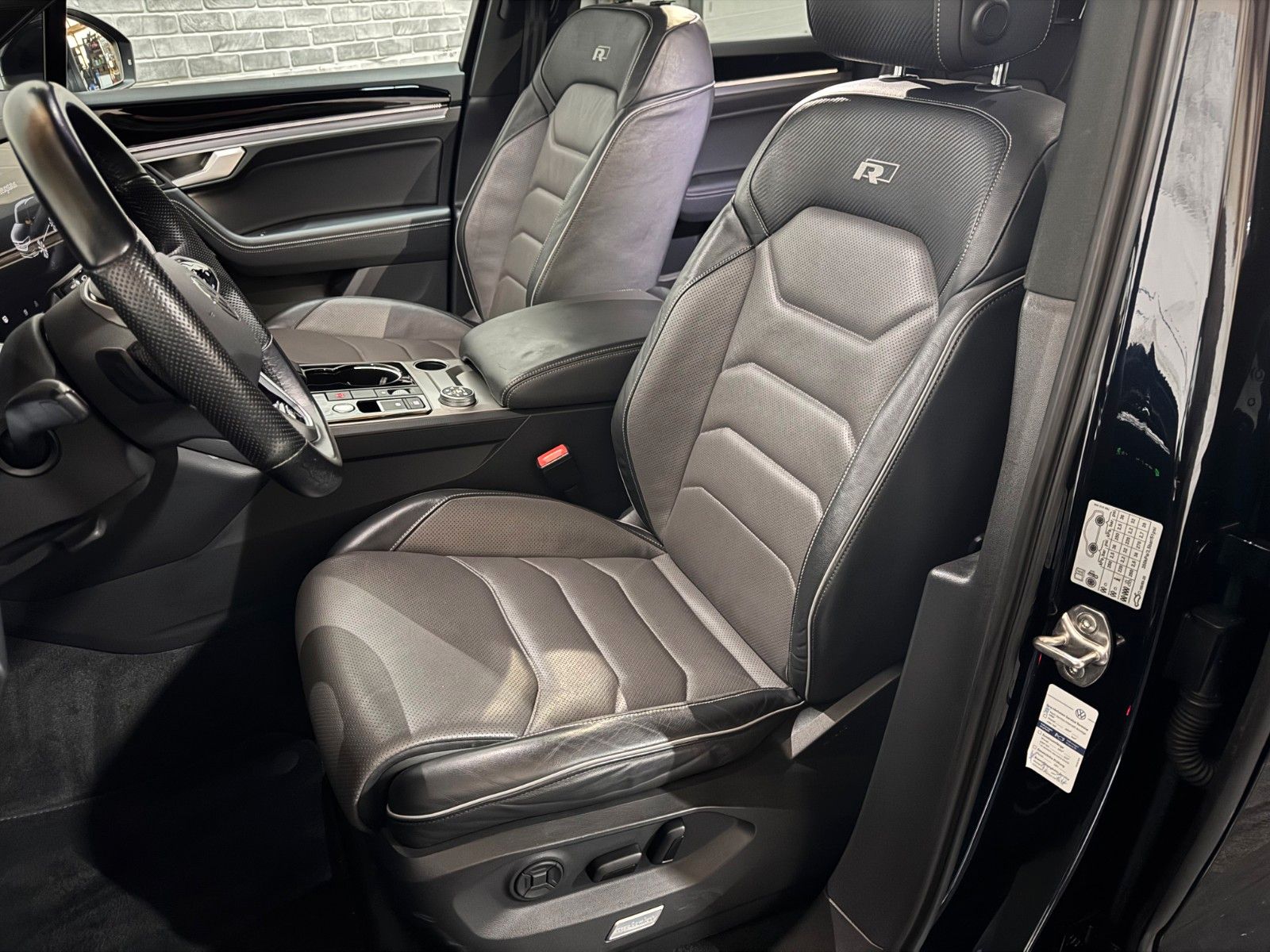 Volkswagen Touareg 3.0 TDI R-Line 4Motion - Samsaru's Car Outlet