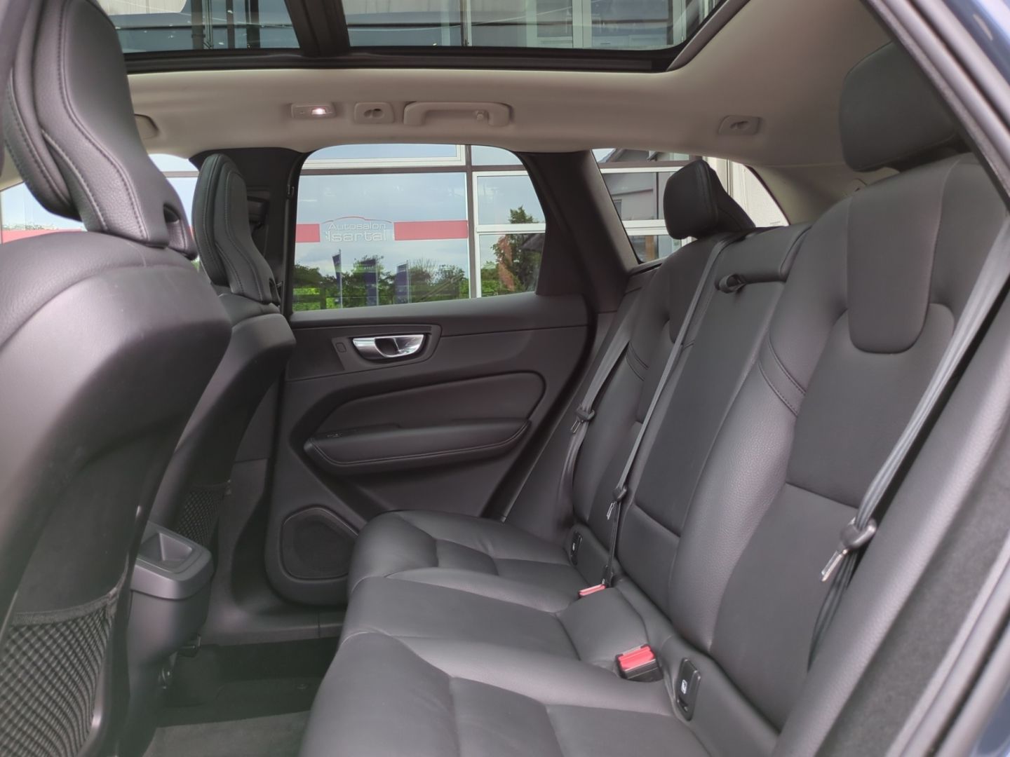 Volvo XC60 Plus Dark B5 AWD Pano Leder Navi LED ACC Di