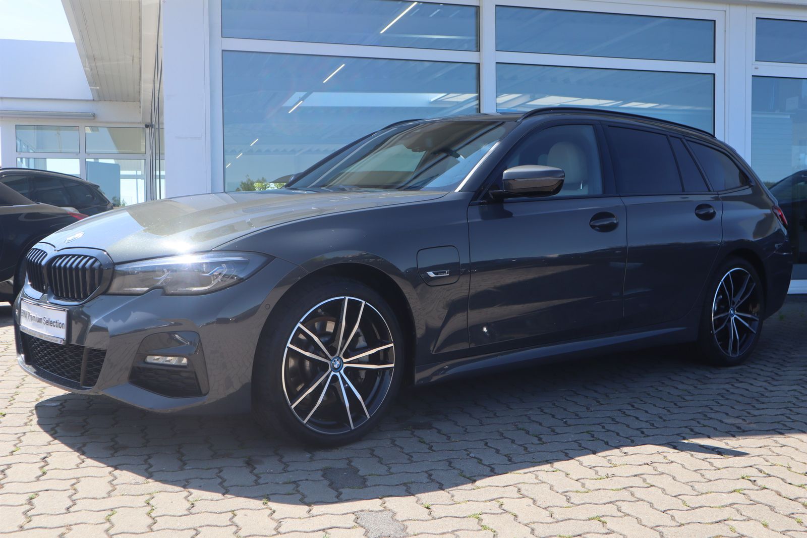 BMW 330e xDrive Touring M Sport - Samsaru's Car Outlet